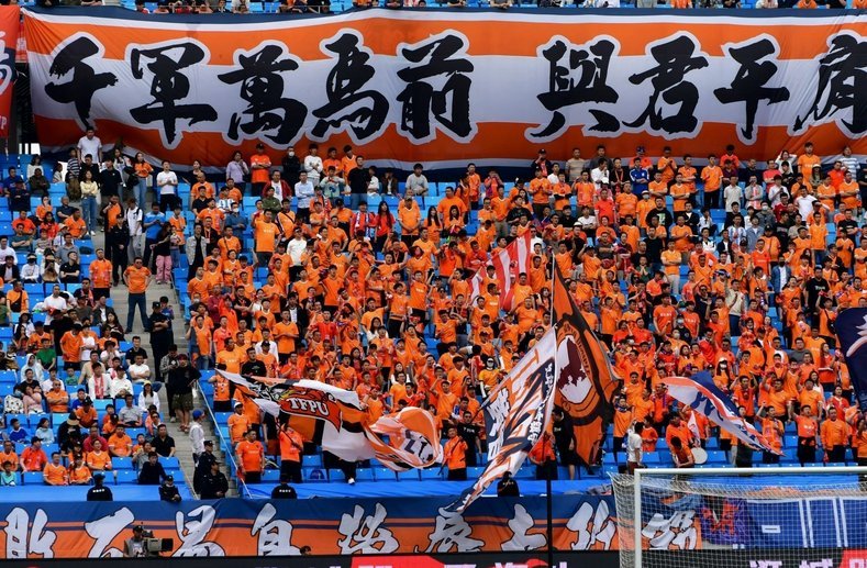 宋文杰右路传中，林创益包抄破门，海牛1-0泰山