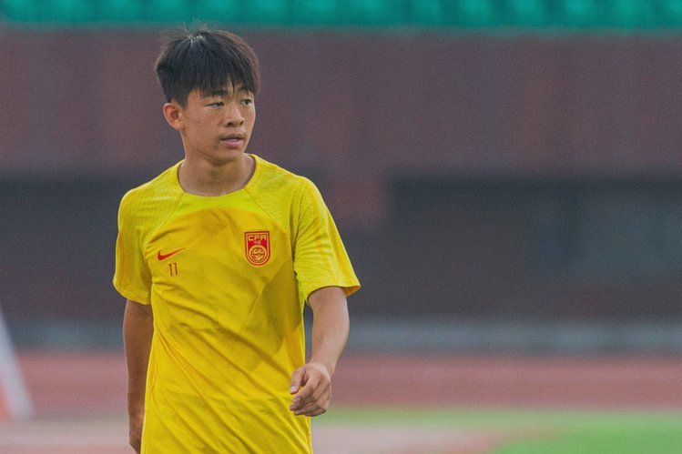 邝兆镭成半场败笔，有中锋U17国少才算强队