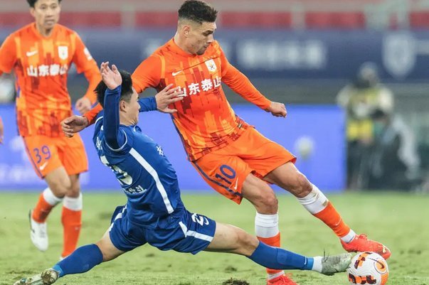 山东泰山3-3战平武汉三镇，赛后谢场时球迷表达不满