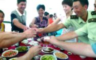 12岁的小将已经开始学敬酒了吗