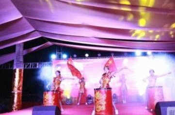 12岁的小将已经开始学敬酒了吗