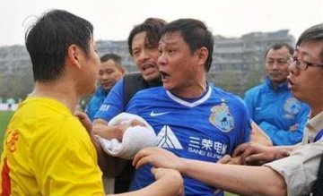球迷怒斥：劝架踩踏引7月禁赛